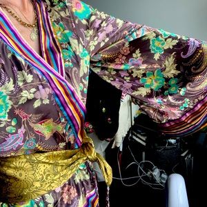 Stunning!! floral kimono top with attached belt 🎉